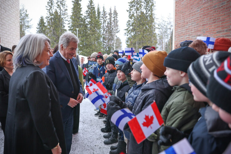 Presidentti Niinistö ja kenraalikuvernööri Mary Simon tapasivat Rovaniemen Ylikylän koulun oppilaita ja tutustuivat saamen kielen opetukseen. Kuva: Riikka Hietajärvi/Tasavallan presidentin kanslia