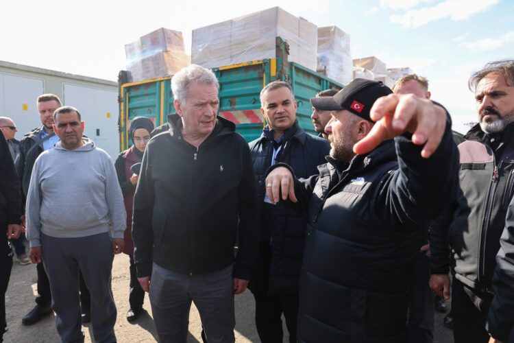 President Niinistö besökte jordbävningsområdet Kahramanmaraş i sydöstra Turkiet torsdagen den 16 mars 2023. Han visades runt i Karacasu Container City och träffade biståndsarbetare. Foto: Riikka Hietajärvi/Republikens presidents kansli