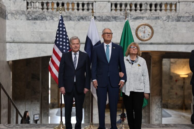 Presidentti Niinistö ja Washingtonin kuvernööri Inslee puolisoineen Washington State Capitolilla. Kuva: Riikka Hietajärvi/Tasavallan presidentin kanslia