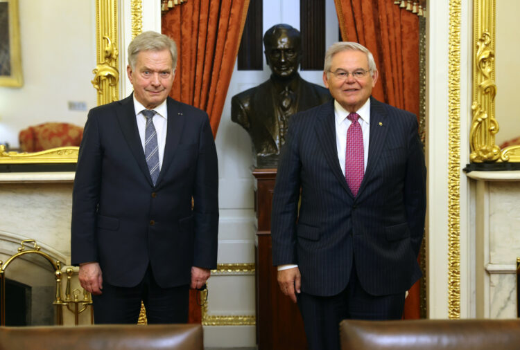 President Niinistö och senator Robert Menendez, ordförande i senatens utrikesutskott. Foto: Riikka Hietajärvi/Republikens presidents kansli