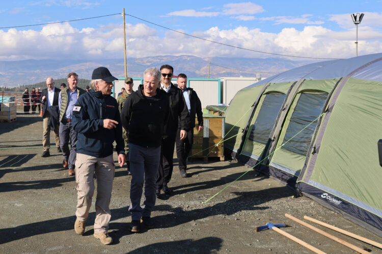 President Niinistö besökte jordbävningsområdet Kahramanmaraş i sydöstra Turkiet torsdagen den 16 mars 2023. Han visades runt i Karacasu Container City och träffade biståndsarbetare. Foto: Riikka Hietajärvi/Republikens presidents kansli