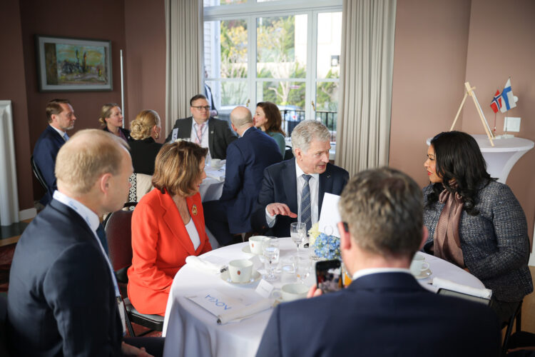 President Niinistö i diskussion med San Franciscos borgmästare London Breed och kongressledamoten, tidigare talmannen för representanthuset Nancy Pelosi. Foto: Riikka Hietajärvi/Republikens presidents kansli