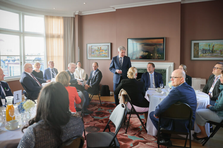 President Niinistö talar för deltagarna i en affärsfrukost arrangerad av Finlands konsulat i Los Angeles och Finlands Näringsliv EK i San Francisco tisdagen den 7 mars 2023. Foto: Riikka Hietajärvi/Republikens presidents kansli