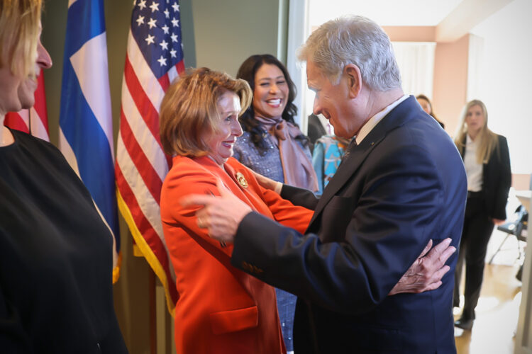 Presidentti Niinistö tervehtii bisnesaamiaisella San Franciscossa kongressiedustajaa, edustajainhuoneen entistä puhemiestä Nancy Pelosia tiistaina 7. maaliskuuta. Kuva: Riikka Hietajärvi/Tasavallan presidentin kanslia