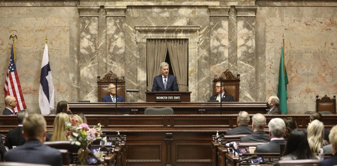 Republikens president Sauli Niinistö håller ett tal för en gemensam session med delstaten Washingtons senat och representanthus den 6 mars 2023. Foto: Riikka Hietajärvi/Republikens presidents kansli