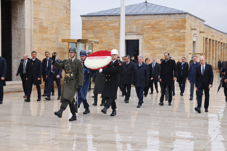 President Niinistö lade ned en krans vid mausoleet över Atatürk i Ankara fredagen den 17 mars 2023. Foto: Riikka Hietajärvi/Republikens presidents kansli 