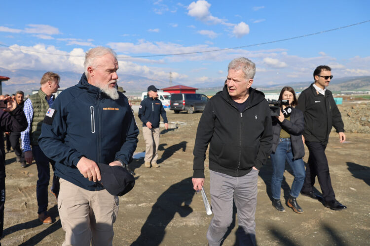 President Niinistö visited the area affected by the earthquake in Kahramanmaraş, in south-eastern Türkiye and met aid workers. Photo: Riikka Hietajärvi/Office of the President of the Republic of Finland