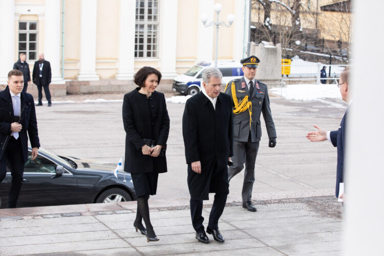 Tasavallan presidentti Sauli Niinistö ja puoliso Jenni Haukio saapuivat vaalikauden päättäjäisten ekumeeniseen juhlajumalanpalvelukseen Helsingin Tuomiokirkkoon 29. maaliskuuta 2023. Kuva: Stina Virkamäki/Valtioneuvoston kanslia