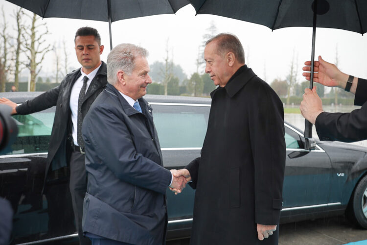 Presidentti Niinistö ja presidentti Erdoğan kättelevät. Kuva: Riikka Hietajärvi/Tasavallan presidentin kanslia