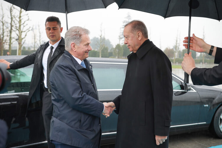 President Niinistö och president Erdoğan skakar hand. Foto: Riikka Hietajärvi/Republikens presidents kansli