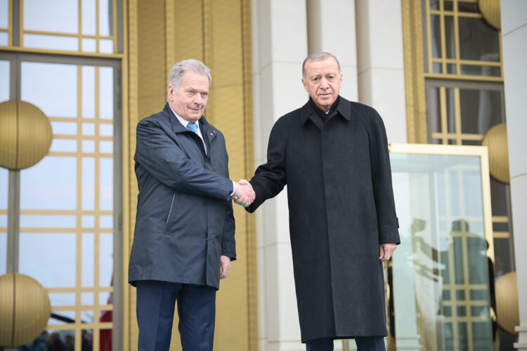 President Niinistö och president Erdoğan skakar hand. Foto: Riikka Hietajärvi/Republikens presidents kansli