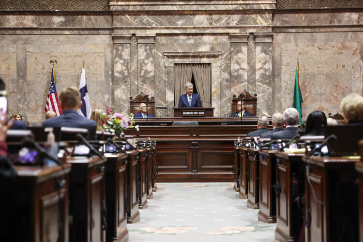 Republikens president Sauli Niinistö håller ett tal för en gemensam session med delstaten Washingtons senat och representanthus den 6 mars 2023. Foto: Riikka Hietajärvi/Republikens presidents kansli