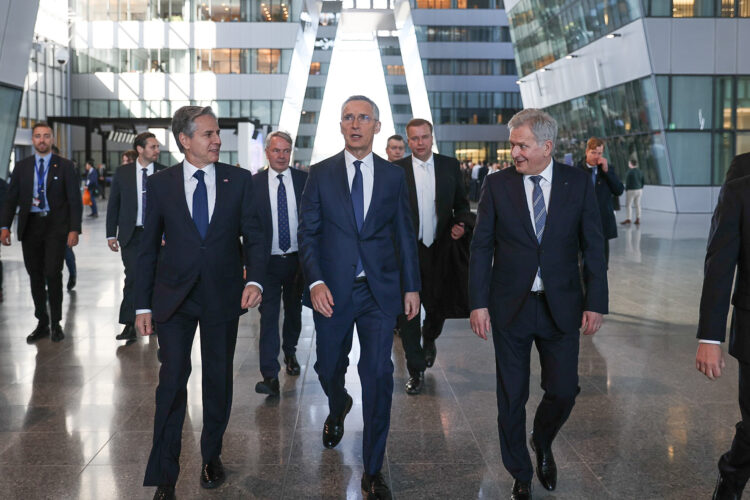 Förenta staternas utrikesminister Antony Blinken, Natos generalsekreterare Jens Stoltenberg och republikens president Sauli Niinistö. Foto: Riikka Hietajärvi/Republikens presidents kansli