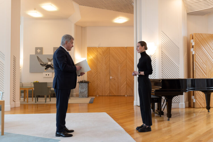 Statsminister Sanna Marin lämnade in sin regerings avskedsansökan till republikens president Sauli Niinistö på Talludden torsdagen den 6 april. Foto: Matti Porre/Republikens president