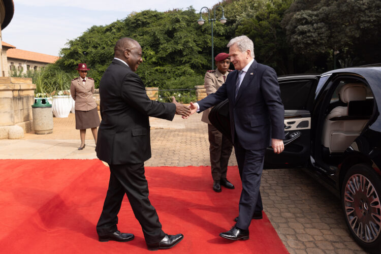 President of South Africa Cyril Ramaphosa greeting president Sauli Niinistö. Photo: Matti Porre/The Office of the President of the Republic of Finland