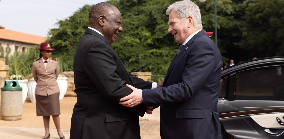 Sydafrikas president Cyril Ramaphosa hälsar president Sauli Niinistö välkommen på statsbesök. Foto: Matti Porre/Republikens presidents kansli