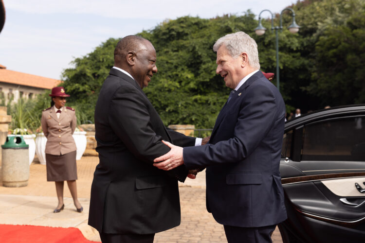 Sydafrikas president Cyril Ramaphosa hälsar president Sauli Niinistö välkommen på statsbesök. Foto: Matti Porre/Republikens presidents kansli