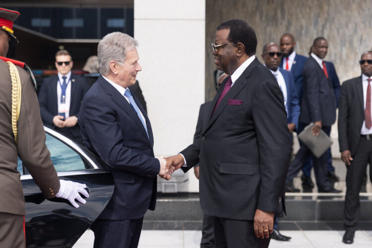Namibias president Hage G. Geingob tar emot president Sauli Niinistö på statsbesök i Windhoek den 27 april 2023. Foto: Matti Porre/Republikens presidents kansli