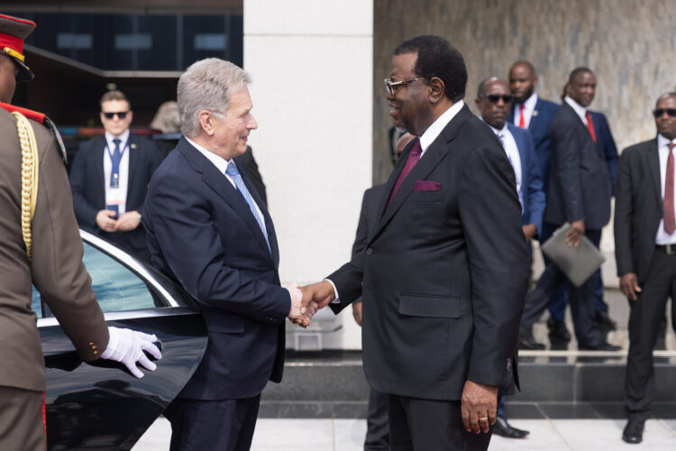 Namibian presidentti Hage G. Geingob vastaanotti presidentti Sauli Niinistön valtiovierailulle Windhoekissa 27. huhtikuuta 2023. Kuva: Matti Porre/Tasavallan presidentin kanslia
