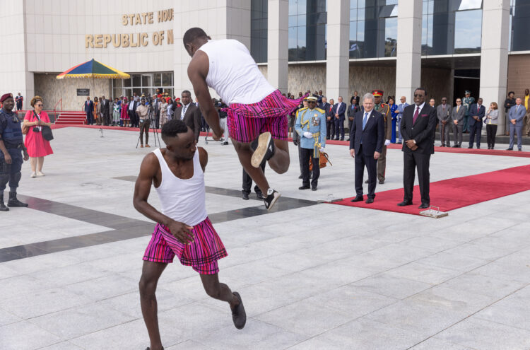 Välkomstceremonin avslutades med en dans- och akrobatiuppvisning. Foto: Matti Porre/Republikens presidents kansli