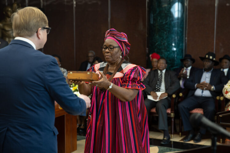 Utrikesministeriets statssekreterare Jukka Salovaara överlämnar stenfragmenten till Namibias utbildnings-, konst- och kulturminister Anna Nghipondoka. Foto: Matti Porre/Republikens presidents kansli 