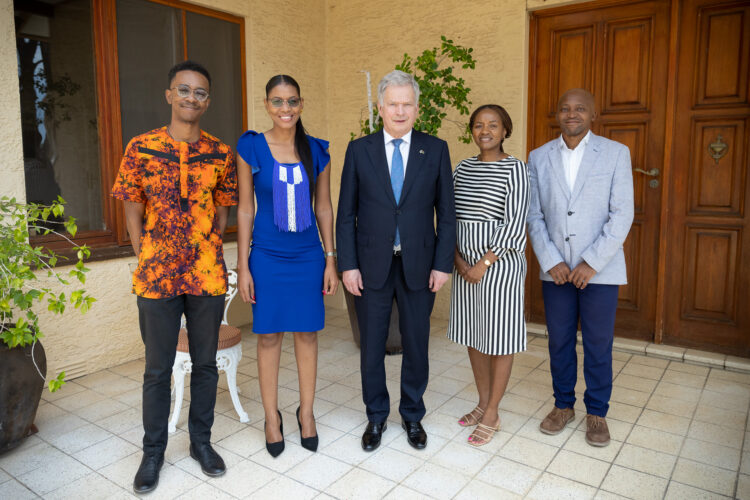 President Niinistö diskuterade med namibiska studerande om samarbetet inom högskoleutbildningen mellan Finland och Namibia, om finländska ungdomar och möjligheterna att utveckla kontakterna mellan finländare och namibier. Foto: Matti Porre/Republikens presidents kansli