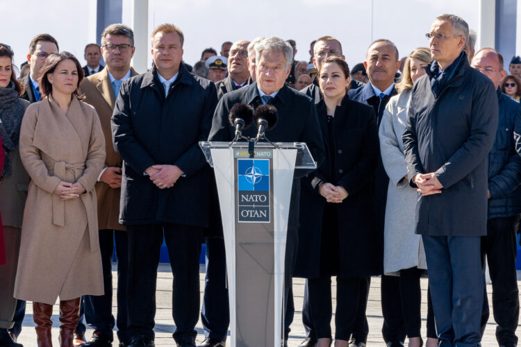 Republikens president Sauli Niinistö höll ett tal under den officiella anslutningsceremonin utanför Natos högkvarter i Bryssel tisdagen den 4 april. Foto: Nato