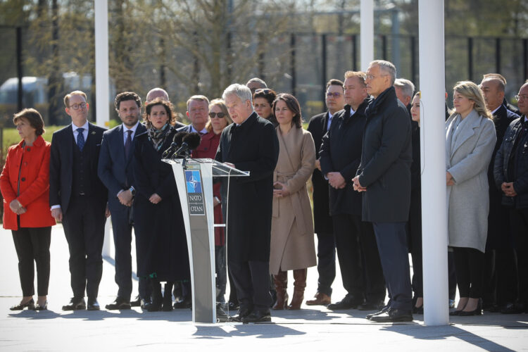 Republikens president Sauli Niinistö höll ett tal under den officiella anslutningsceremonin utanför Natos högkvarter i Bryssel tisdagen den 4 april. Foto: Riikka Hietajärvi/Republikens presidents kansli 
