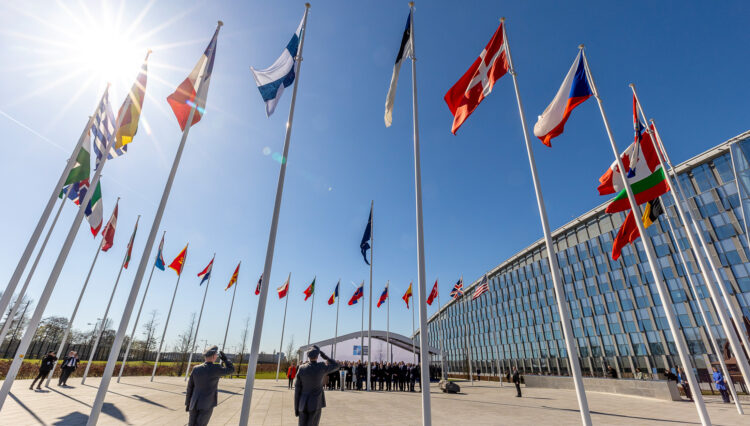 Finlands blåvita flagga tillsammans med andra Natoländers flaggor. Foto: Nato