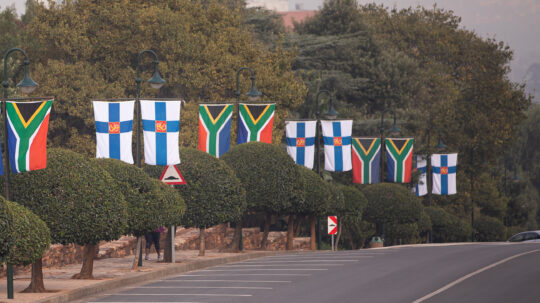 Finnish and South African flags along a street in Pretoria. Photo: Matti Porre/The Office of the President of the Republic of Finland