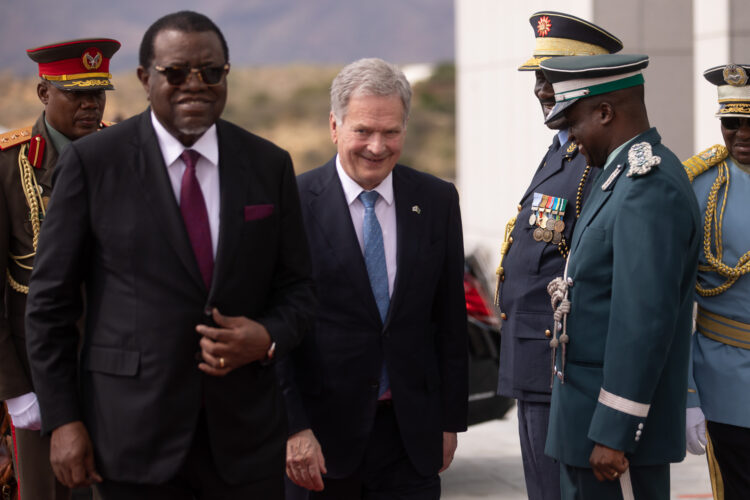 Tasavallan presidentti Sauli Niinistö ja Namibian presidentti Hage G. Geingob valtiovierailun vastaanottoseremoniassa Windhoekissa. Kuva: Matti Porre/Tasavallan presidentin kanslia
