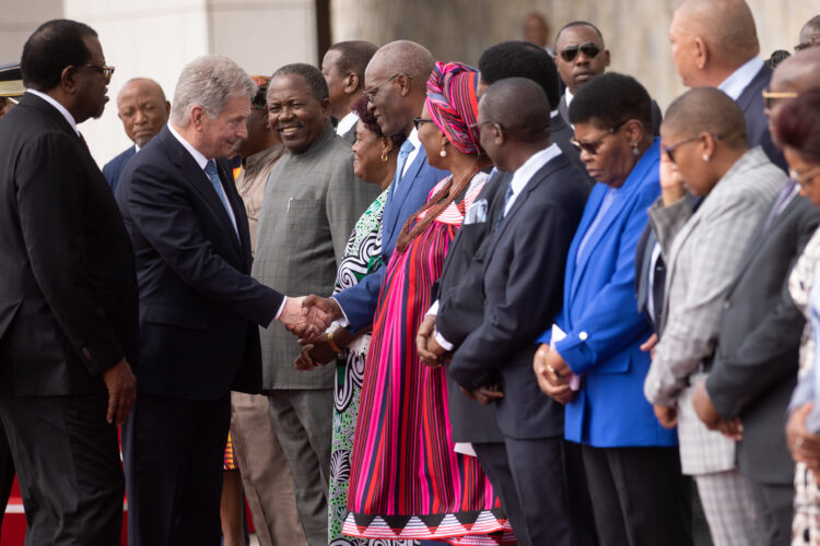 President Niinistö hälsar på medlemmarna i den namibiska delegationen. Foto: Matti Porre/Republikens presidents kansli