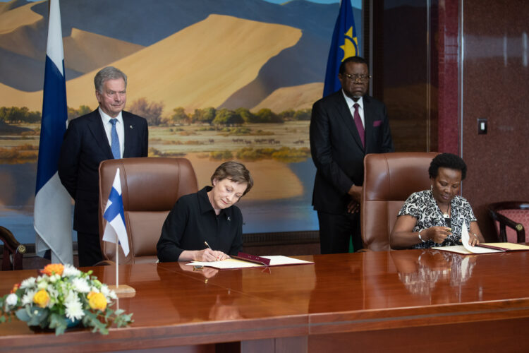 President Niinistö and President Geingob attended a ceremony, where two extracted fragments of the sacred Ondonga power stone were repatriated to Namibia. Elina Anttila, Director General of the National Museum of Finland, and Esther Moombolah-Gôagose, Director of the Namibian Cultural Heritage Programme, signed the repatriation agreement. Photo: Matti Porre/Office of the President of the Republic of Finland