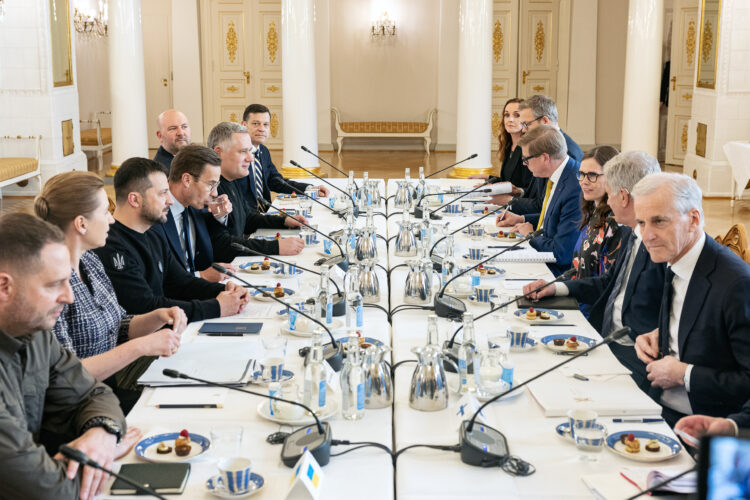 Discussions in the Hall of Mirrors. Photo: Roni Rekomaa/The Office of the President of the Republic of Finland