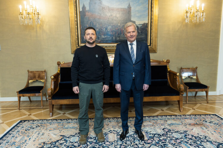 Ukrainan presidentti Volodymyr Zelenskyi ja tasavallan presidentti Sauli Niinistö keltaisessa salissa. Kuva: Matti Porre/Tasavallan presidentin kanslia