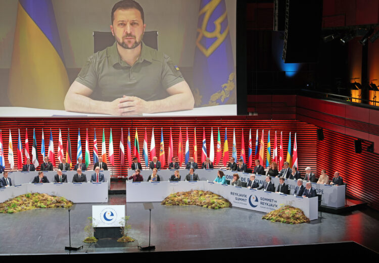 Under öppningssessionen höll Ukrainas president Volodymyr Zelenskyj ett tal via videolänk. Foto: Riikka Hietajärvi/Republikens presidents kansli