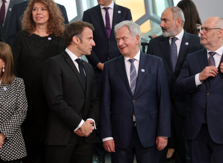 Presidentti Niinistö ja presidentti Macron keskustelevat. Kuva: Riikka Hietajärvi/Tasavallan presidentin kanslia