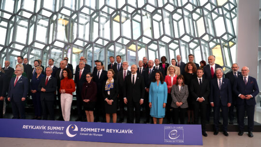 Familjefoto av medlemsstaternas ledare vid Europarådets toppmöte den 16 maj 2023 i Reykjavík. Foto: Riikka Hietajärvi/Republikens presidents kansli