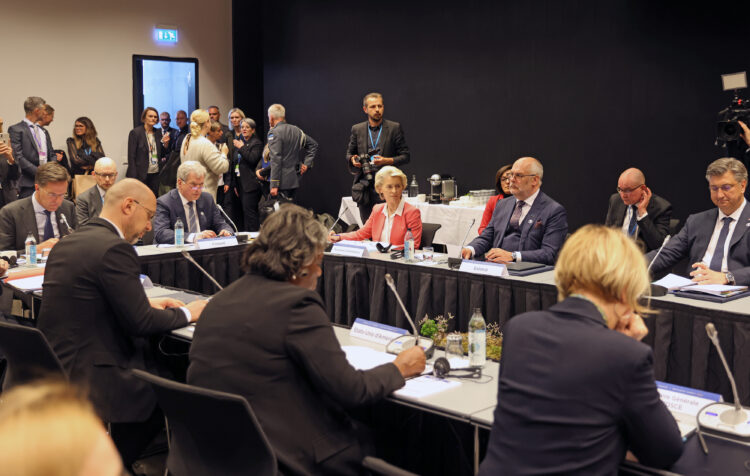 Pyöreän pöydän keskustelussa aiheena tuki Ukrainalle. Kuva: Riikka Hietajärvi/Tasavallan presidentin kanslia