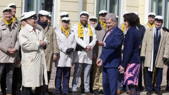 Ylioppilaskunnan Laulajat esittävät presidenttiparille laulutervehdyksenä kappaleet Isänmaalle ja Minä laulan sun iltasi tähtihin. Kuva: Riikka Hietajärvi/Tasavallan presidentin kanslia