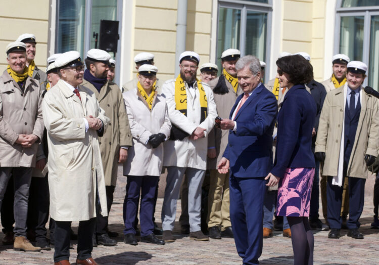 Ylioppilaskunnan Laulajat esittävät presidenttiparille laulutervehdyksenä kappaleet Isänmaalle ja Minä laulan sun iltasi tähtihin. Kuva: Riikka Hietajärvi/Tasavallan presidentin kanslia