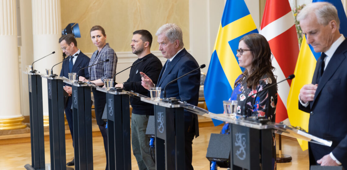 Deltagarna i toppmötet på den gemensamma presskonferensen (från vänster): Sveriges statsminister Ulf Kristersson, Danmarks statsminister Mette Frederiksen, Ukrainas president Volodymyr Zelenskyj, republikens president Sauli Niinistö, Islands statsminister Katrín Jakobsdóttir och Norges statsminister Jonas Gahr Støre. Foto: Matti Porre/Republikens presidents kansli