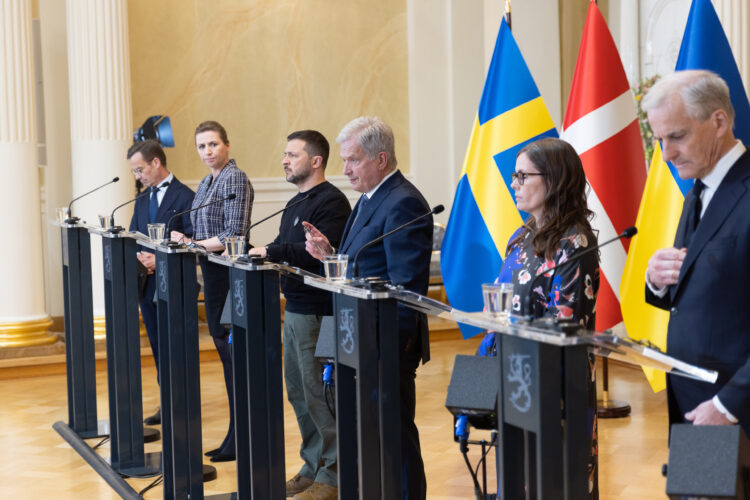 Deltagarna i toppmötet på den gemensamma presskonferensen (från vänster): Sveriges statsminister Ulf Kristersson, Danmarks statsminister Mette Frederiksen, Ukrainas president Volodymyr Zelenskyj, republikens president Sauli Niinistö, Islands statsminister Katrín Jakobsdóttir och Norges statsminister Jonas Gahr Støre. Foto: Matti Porre/Republikens presidents kansli