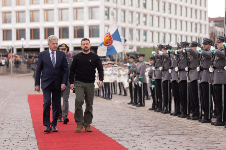 Presidentti Zelenskyi tarkastaa Kaartin jääkärirykmentin kunniakomppanian. Kuva: Roni Rekomaa/Tasavallan presidentin kanslia 