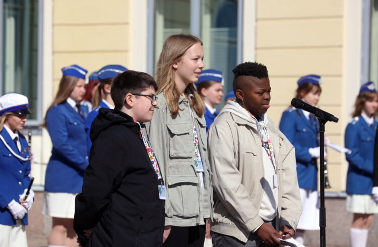 Tänä vuonna Folkhälsanin vappukukan presidenttiparille myivät Leo Waldén, Ava Ilmonen ja Xolani Bahne. Kuva: Riikka Hietajärvi/Tasavallan presidentin kanslia