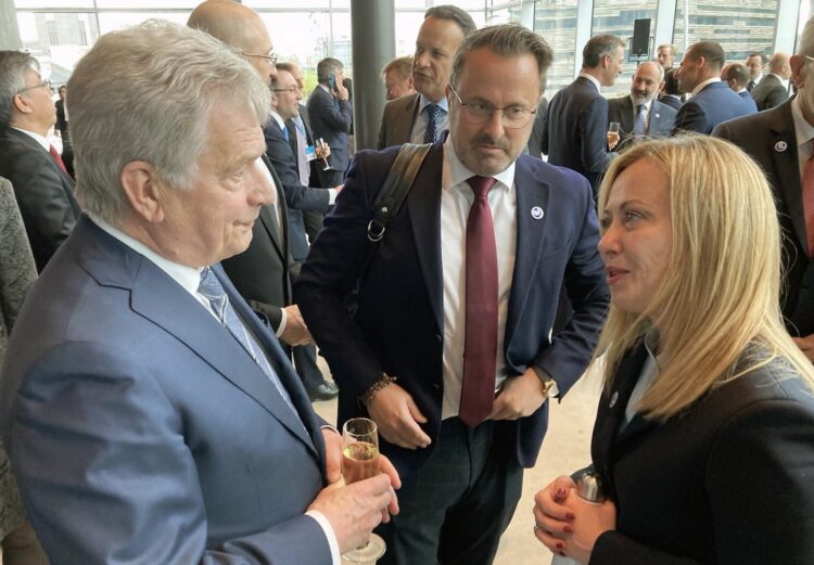 President Niinistö i diskussion med Italiens premiärminister Giorgia Meloni. Foto: Nina Nordström/Utrikesministeriet