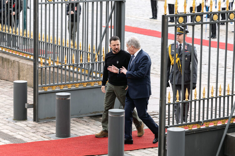 Välkomstceremoni utanför  Presidentens slott i Helsingfors. Foto: Roni Rekomaa/Republikens presidents kansli