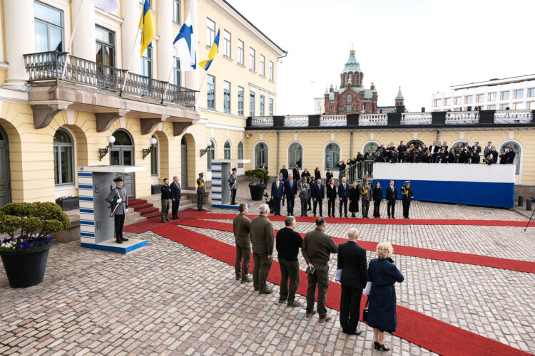 Välkomstceremoni utanför Presidentens slott i Helsingfors. Foto: Roni Rekomaa/Republikens presidents kansli 