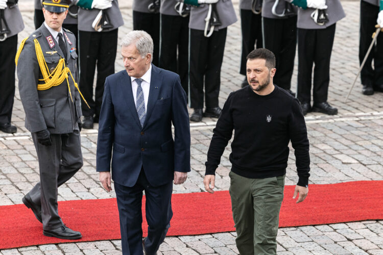 Välkomstceremoni utanför Presidentens slott i Helsingfors. Foto: Roni Rekomaa/Republikens presidents kansli