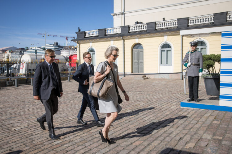 Deltagare i Gullrandadiskussionerna 2023 anländer till Presidentens slott på måndag morgon den 19 juni Foto: Matti Porre/Republikens presidents kansli 